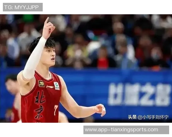 曾凡博突破遭遇压力险些失误及时回传队友化解危机