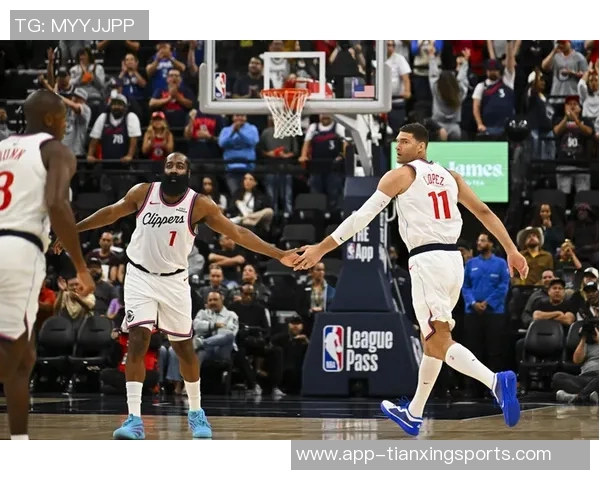 汤姆林全力以赴助球队争胜10中8砍下18分展现活力引擎风采